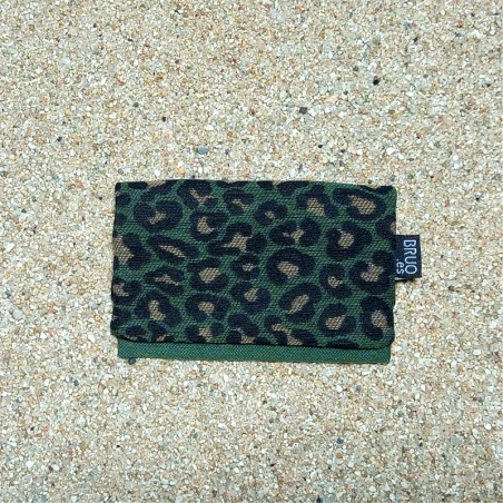 Tarjetero, monedero Guadalupe. Leopardo caqui, medida 12x8,5 cm.
