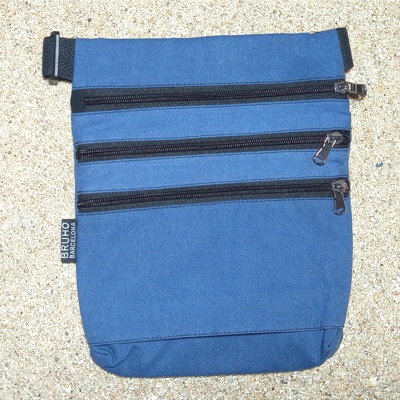 Riñonera BLUE C bolsillos hecha en Barcelona.