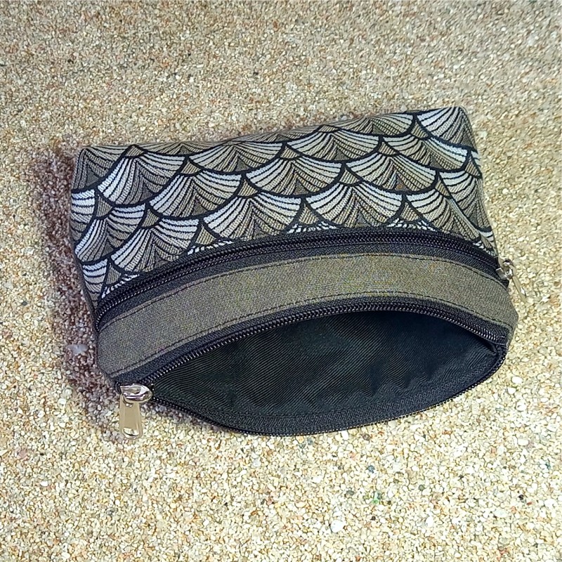 Trousse de toilette en tissu confectionnée à la...